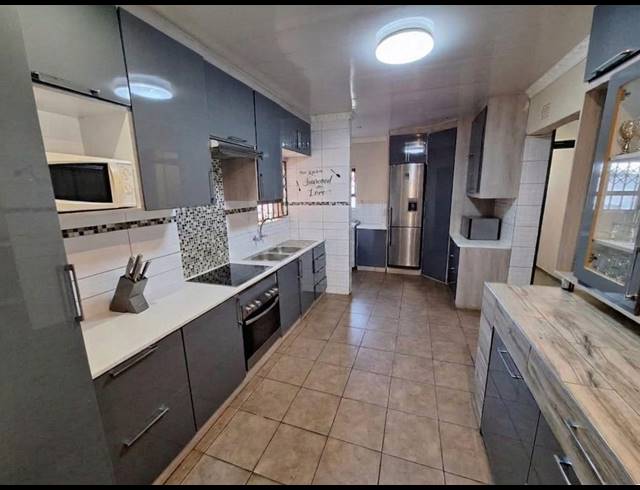 3 BEDROOM HOUSE FOR SALE IN VANDERBIJLPARK SE 6